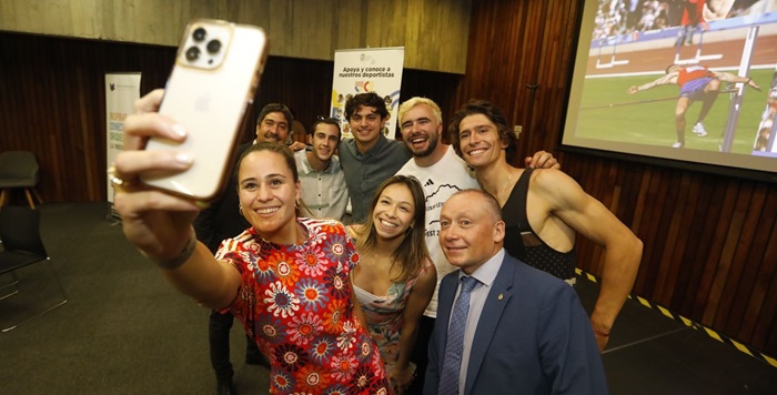 Deportistas UC que participaron en Santiago 2023 reciben cálido homenaje