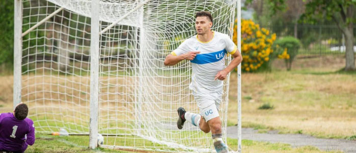 La larga espera terminó: selección de fútbol UC alza la copa nacional después de 22 años