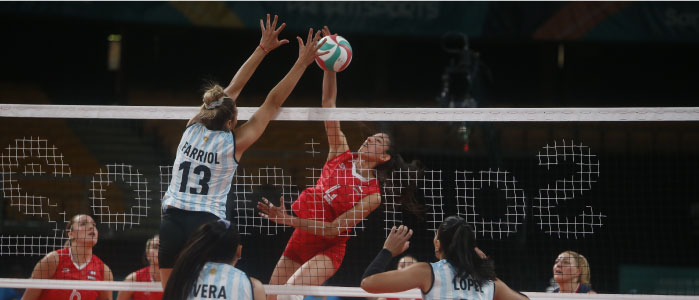 Con presencia UC: el vóleibol femenino vende cara su derrota y cae luchando ante Argentina en Santiago 2023