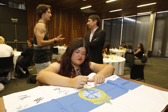 Deportistas UC que participaron en Santiago 2023 reciben cálido homenaje