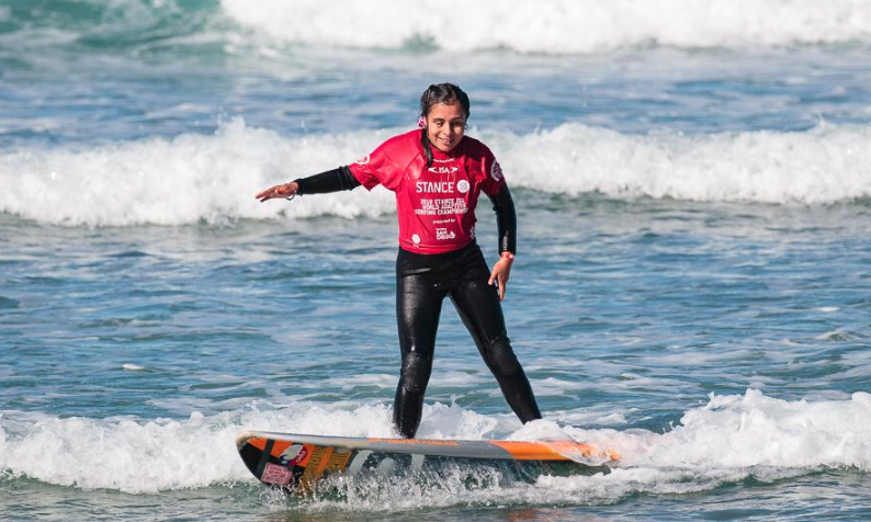 DESTACADA PARTICIPACIÓN DE ALUMNA UC SARA LARA EN EL MUNDIAL DE SURF ADAPTADO