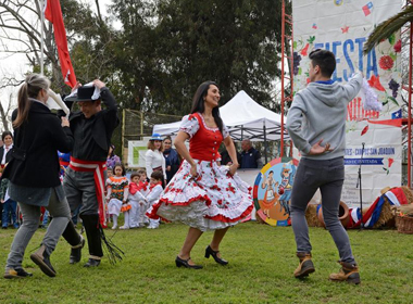 CON FOLKLORE, JUEGOS Y CUECA, SE CELEBRÓ LA FIESTA DE LA CHILENIDAD UC 2017