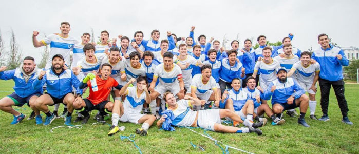 La larga espera terminó: selección de fútbol UC alza la copa nacional después de 22 años