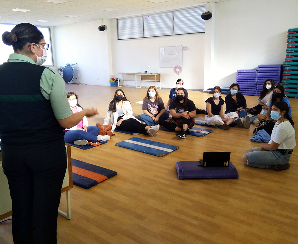 Aporte de estudiantes y docente del curso Aeróbica Step I en el centro Talita Kum