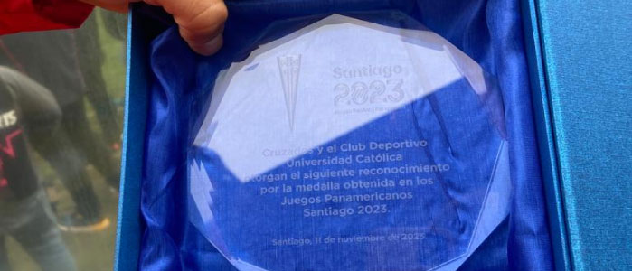 Un merecido reconocimiento: medallistas UC en Santiago 2023 son homenajeados en el clásico universitario